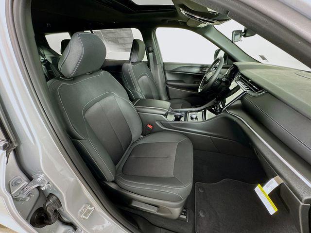 Photo of 2025 Silver Zynith Jeep Grand Cherokee L