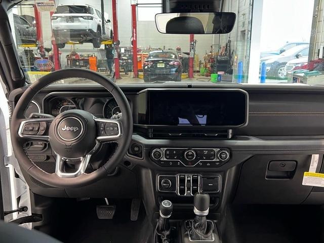 Photo of 2025 Bright White Clearcoat Jeep Wrangler