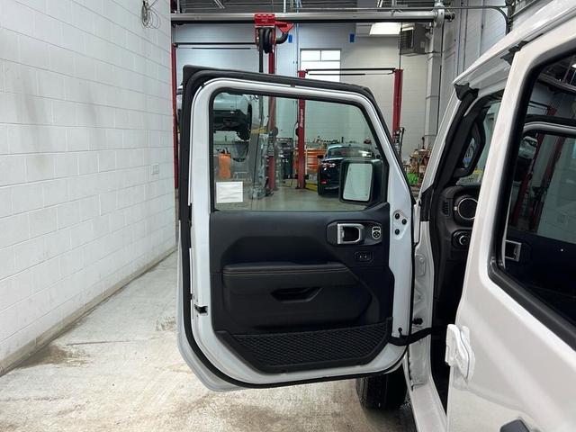 Photo of 2025 Bright White Clearcoat Jeep Wrangler