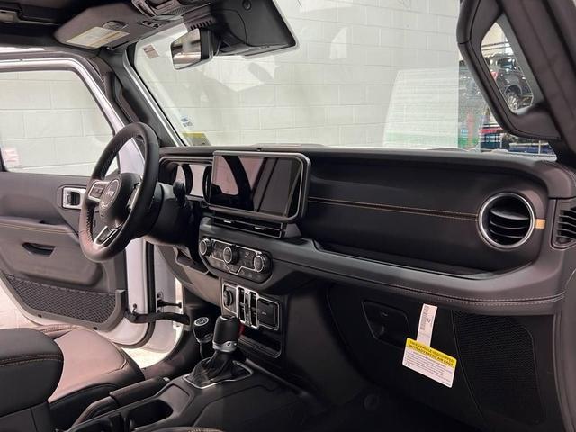 Photo of 2025 Bright White Clearcoat Jeep Wrangler