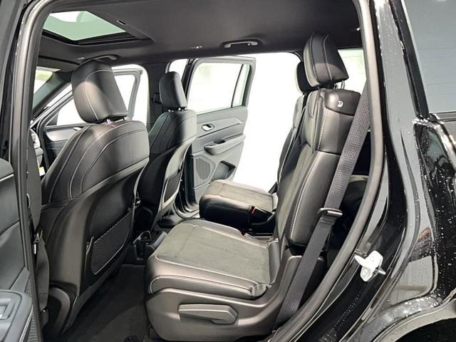 Photo of 2025 Diamond Black Jeep Grand Cherokee L