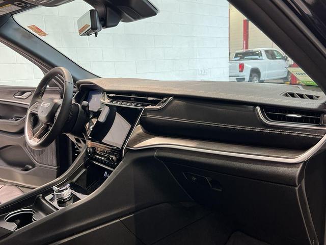 Photo of 2024 Diamond Black Jeep Grand Cherokee L