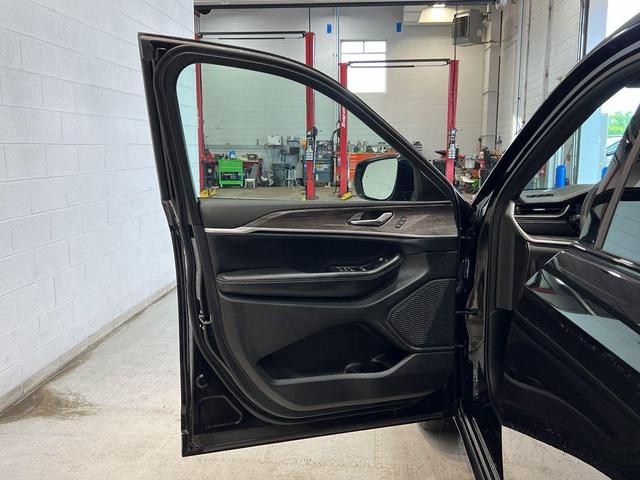 Photo of 2024 Diamond Black Jeep Grand Cherokee L