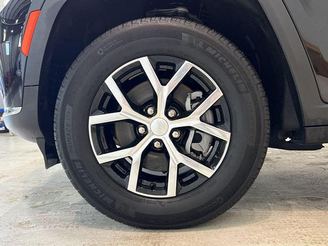 Photo of 2024 Diamond Black Jeep Grand Cherokee L