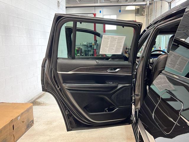 Photo of 2024 Diamond Black Jeep Grand Cherokee L