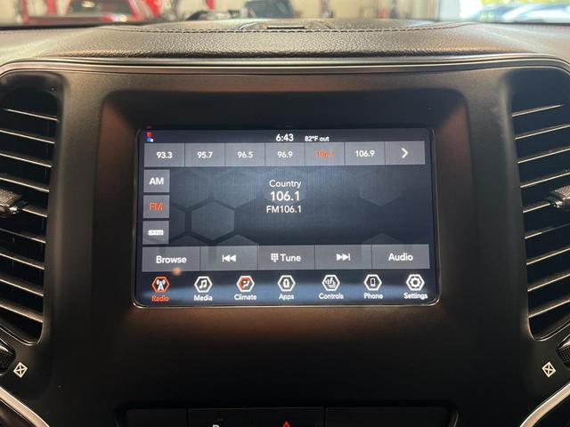 Photo of 2020 Bright White Clearcoat Jeep Cherokee