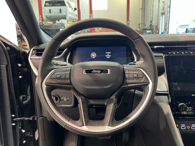 Photo of 2025 Diamond Black Jeep Grand Cherokee L