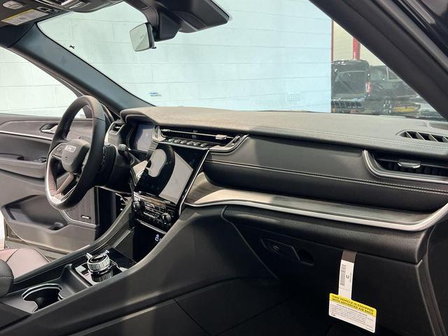 Photo of 2025 Diamond Black Jeep Grand Cherokee L