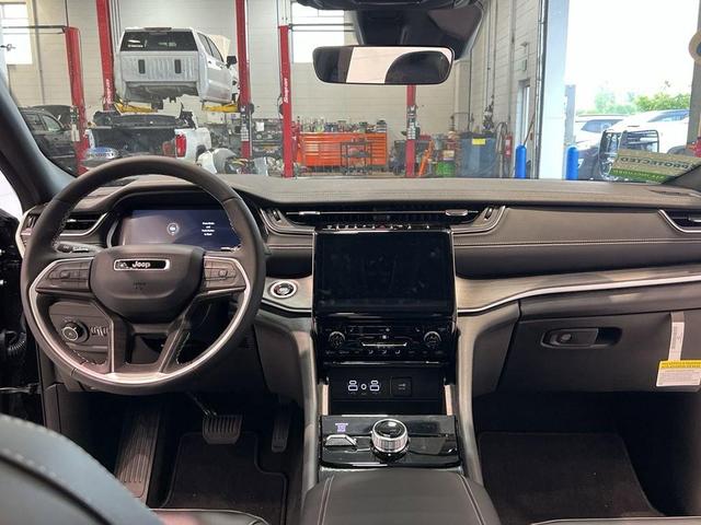Photo of 2025 Diamond Black Jeep Grand Cherokee L