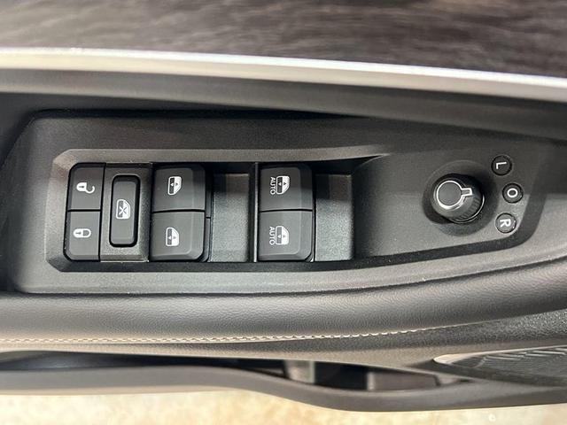 Photo of 2025 Diamond Black Jeep Grand Cherokee L