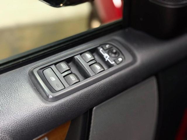 Photo of 2016 Firenze Red Land Rover LR4