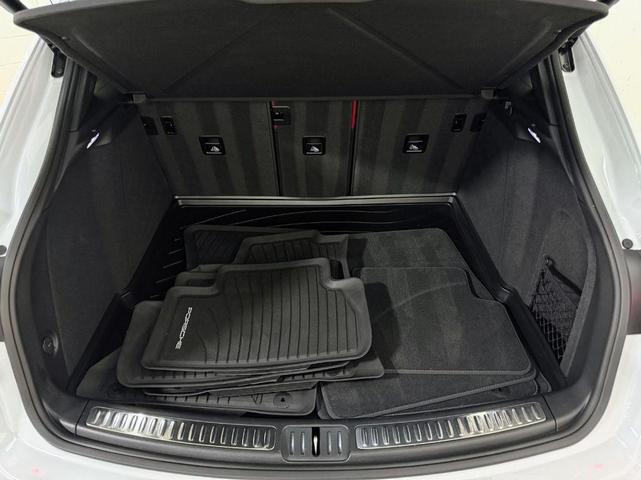 Photo of 2022 Carrara White Metallic Porsche Macan