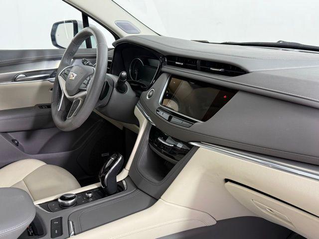 Photo of 2024 Crystal White Tricoat Cadillac XT5