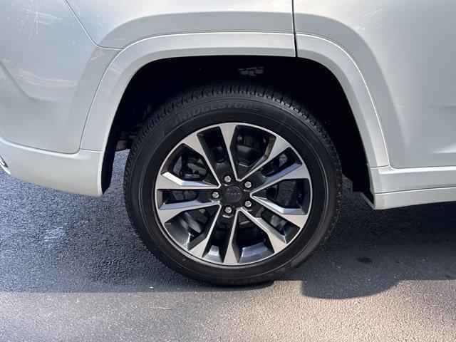 Photo of 2025 Bright White Clearcoat Jeep Grand Cherokee