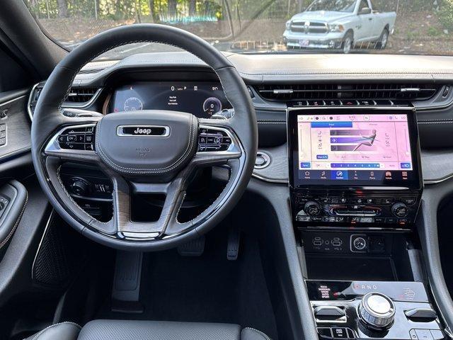 Photo of 2025 Bright White Clearcoat Jeep Grand Cherokee