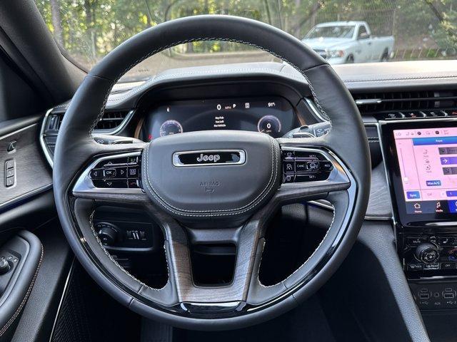 Photo of 2025 Bright White Clearcoat Jeep Grand Cherokee