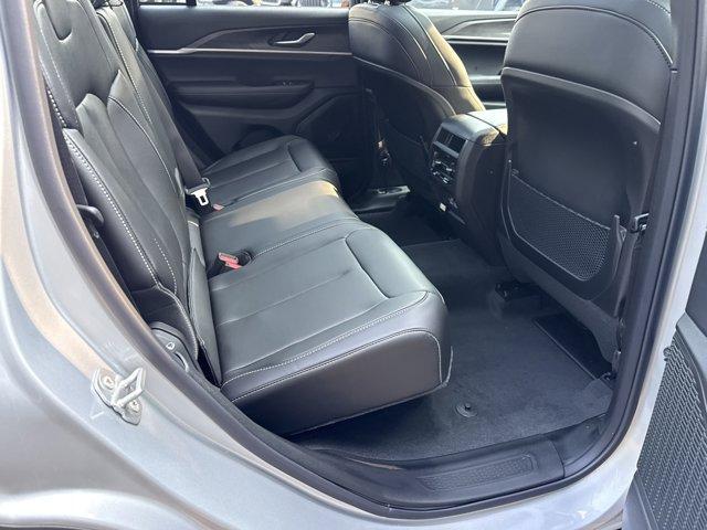 Photo of 2025 Silver Zynith Jeep Grand Cherokee