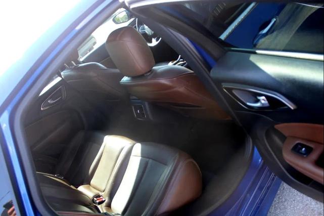 Photo of 2016 Vivid Blue Pearlcoat Chrysler 200