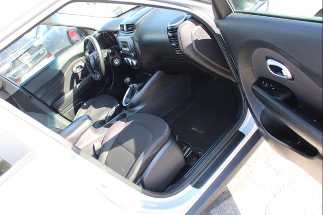 Photo of 2015 Bright Silver Kia Soul