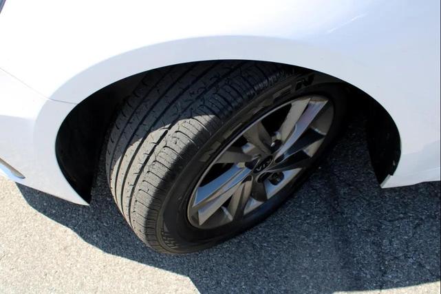 Photo of 2020 Snow White Pearl Kia Optima