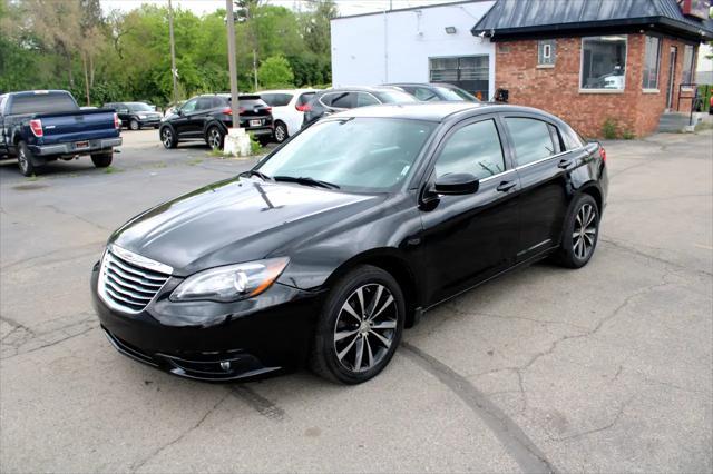 Photo of 2013 Black Clearcoat Chrysler 200