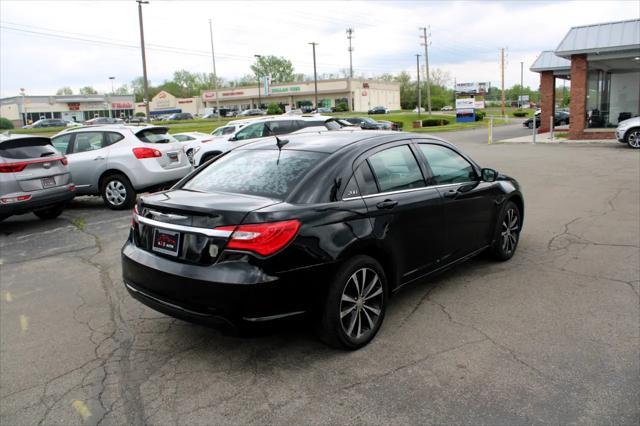Photo of 2013 Black Clearcoat Chrysler 200