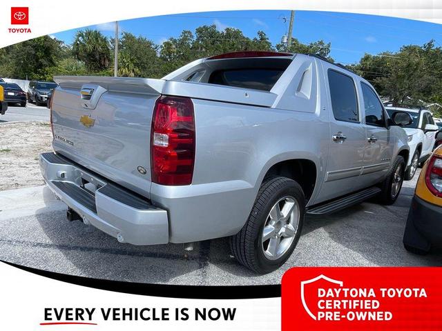 Photo of 2012 Silver Ice Metallic Chevrolet Avalanche