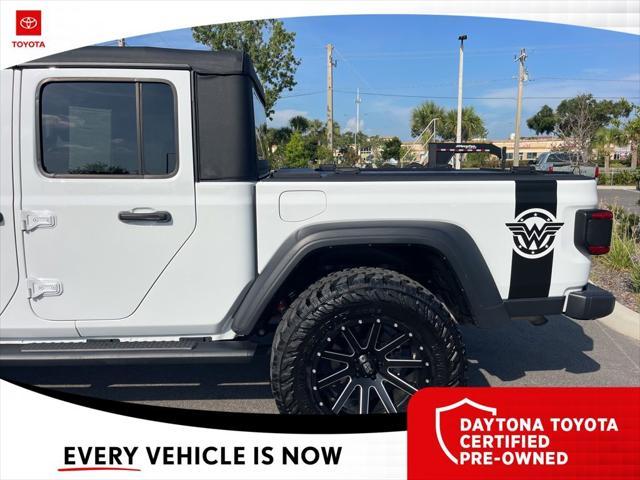 Photo of 2023 Bright White Clearcoat Jeep Gladiator