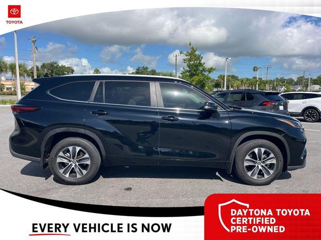 Photo of 2024 Midnight Black Metallic Toyota Highlander