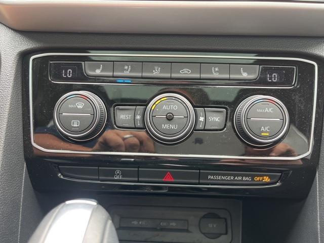Photo of 2023 Opal White Pearl Effect Volkswagen Atlas