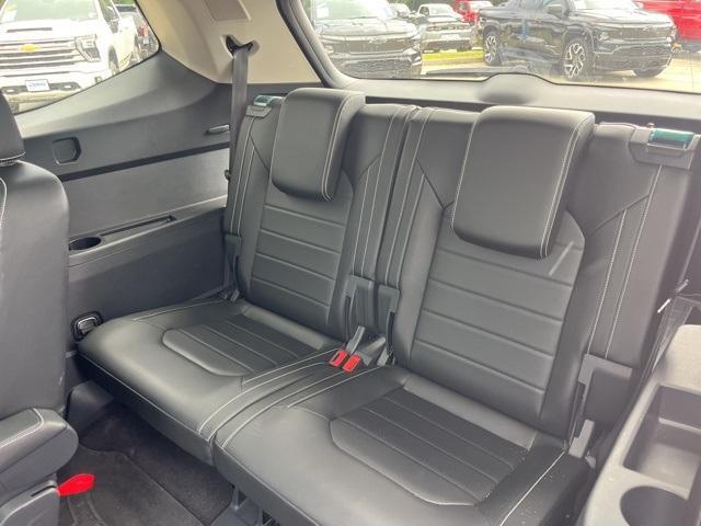 Photo of 2023 Opal White Pearl Effect Volkswagen Atlas