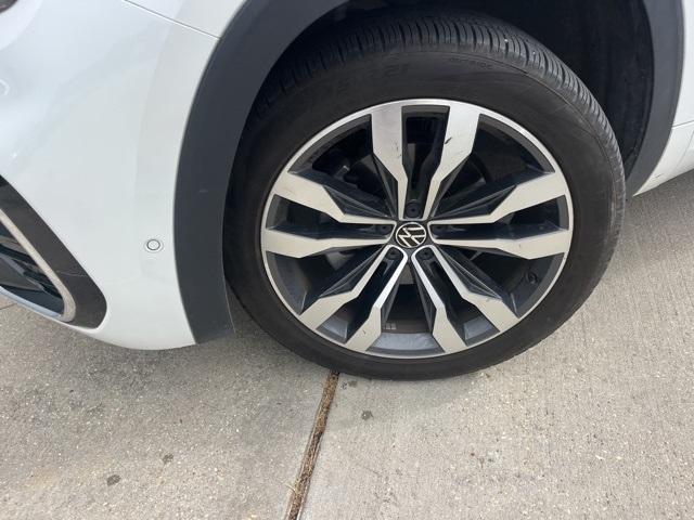 Photo of 2023 Opal White Pearl Effect Volkswagen Atlas