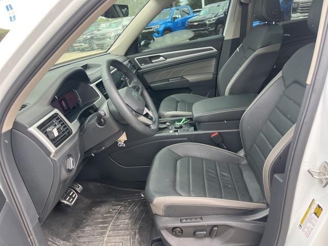 Photo of 2023 Opal White Pearl Effect Volkswagen Atlas