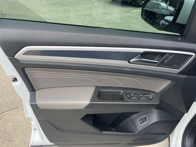 Photo of 2023 Opal White Pearl Effect Volkswagen Atlas