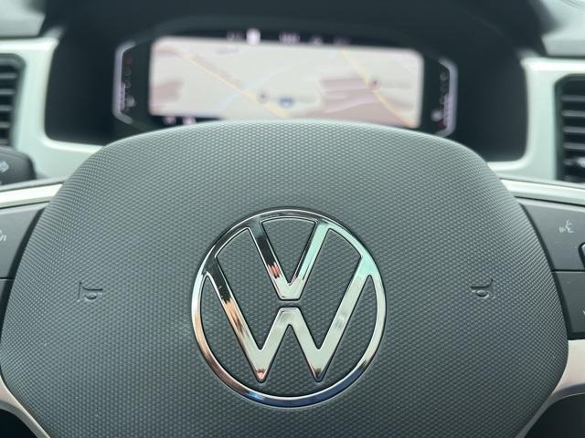 Photo of 2023 Opal White Pearl Effect Volkswagen Atlas