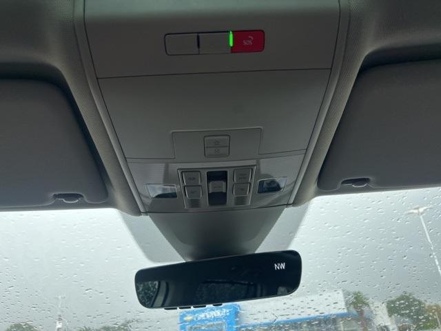 Photo of 2023 Opal White Pearl Effect Volkswagen Atlas
