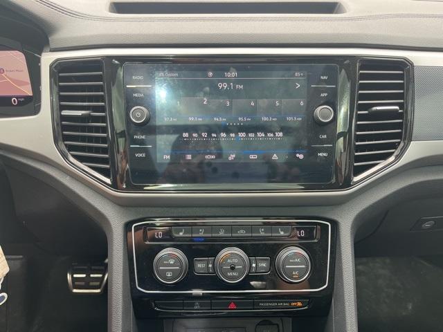 Photo of 2023 Opal White Pearl Effect Volkswagen Atlas