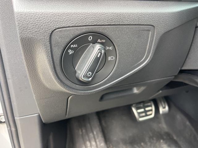 Photo of 2023 Opal White Pearl Effect Volkswagen Atlas