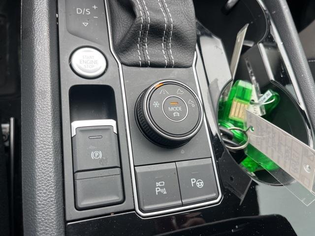 Photo of 2023 Opal White Pearl Effect Volkswagen Atlas