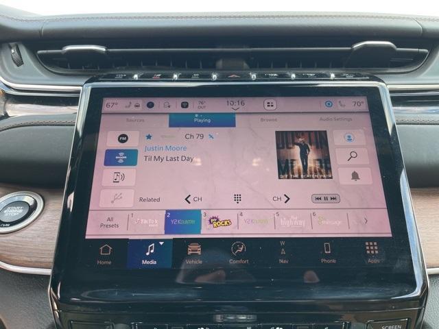 Photo of 2022 Metallic Jeep Grand Cherokee L