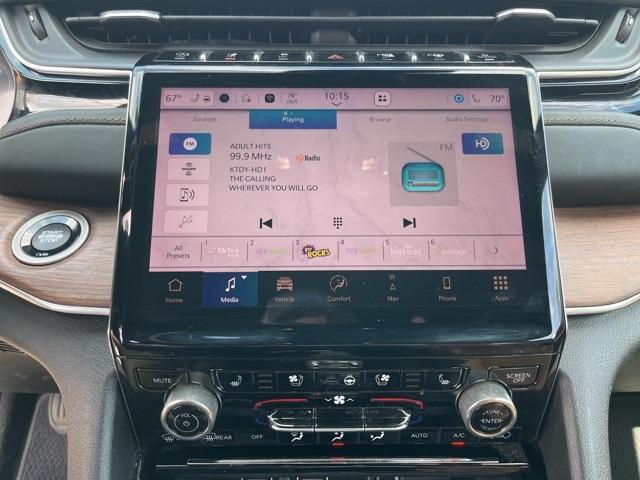 Photo of 2022 Metallic Jeep Grand Cherokee L