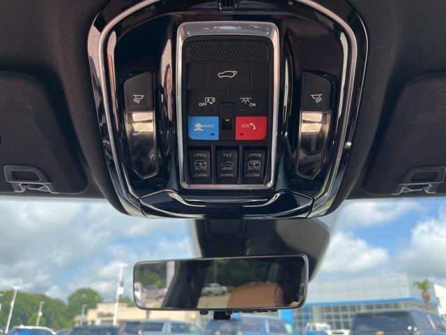 Photo of 2022 Metallic Jeep Grand Cherokee L