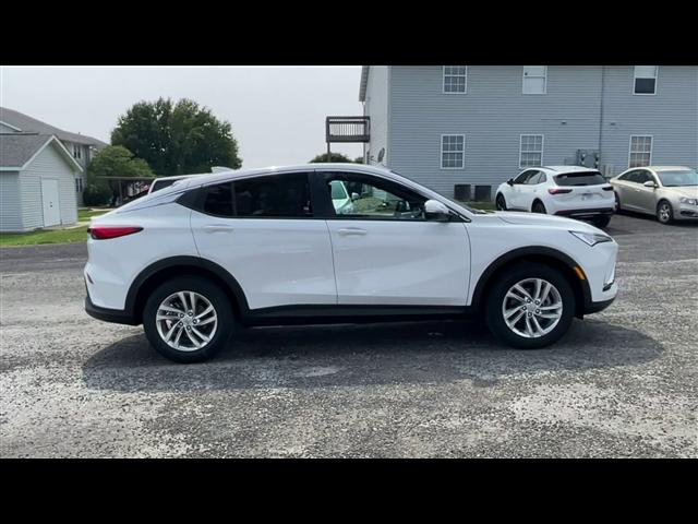 Photo of 2025 Summit White Buick Envista