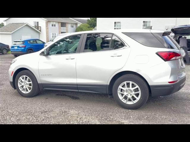 Photo of 2022 Silver Ice Metallic Chevrolet Equinox