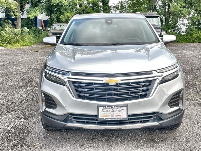 Photo of 2022 Silver Ice Metallic Chevrolet Equinox