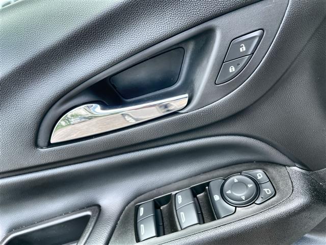Photo of 2022 Silver Ice Metallic Chevrolet Equinox