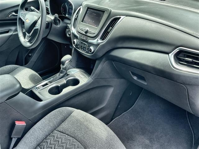 Photo of 2022 Silver Ice Metallic Chevrolet Equinox