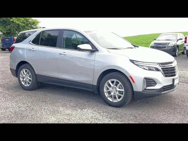 Photo of 2022 Silver Ice Metallic Chevrolet Equinox