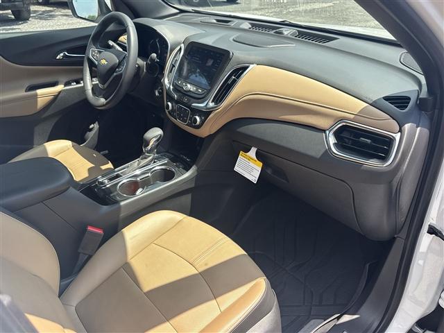 Photo of 2022 Iridescent Pearl Tricoat Chevrolet Equinox