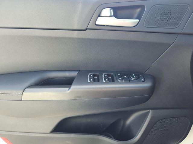 Photo of 2022 Snow White Pearl Kia Sportage